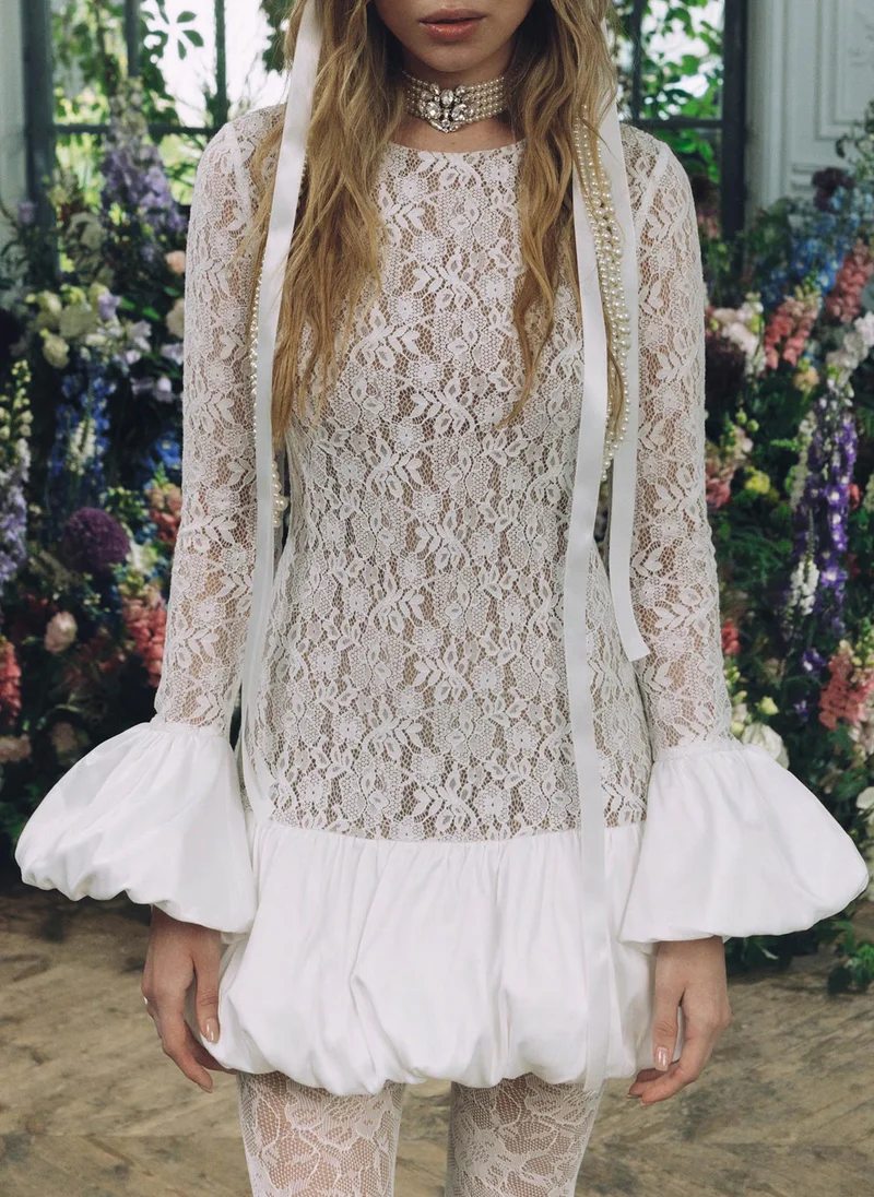 ليتشي فستان قصير من الدانتيل مع أساور ضخمة وتنورة بالون